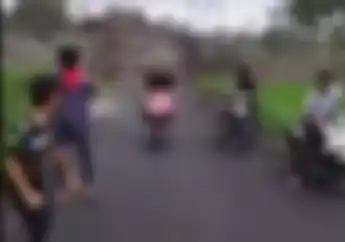 Pemotor Saksikan Jembatan Kali Regoyo Lumajang Putus Dihajar Banjir Lahar Dingin Semeru