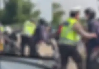 Sampai Tarik-tarikan, Video Pemotor Yamaha Mio GT Ogah Ditilang Polisi di Depok Saat Operasi Patuh Jaya 2023