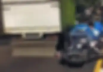 Kabur dari Razia Polisi Dua Pelajar Hampir Dijemput Malaikat Maut Yamaha Mio Mesraan dengan Truk