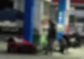 Bikin Haru Pemotor Enggan Bangunkan Petugas SPBU yang Tidur Pulas, Pilih Keluar Dorong Motor 