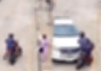 Video Jambret Bermotor Kena Karma, Ditabrak Mobil Pick Up Berkali-kali