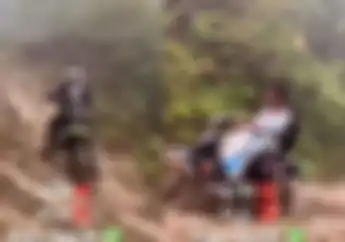 Motor Trail Dibikin Malu Supra Bapak Perkara Susah Nanjak di Trek Tanah Licin