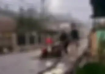 Nekat Terobos Jalan Dicor yang Belum Kering Ini Efeknya ke Motor