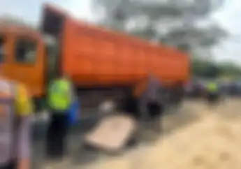 Jalanan Cengkareng Makan Korban, Pemotor Honda Revo Meninggal Ditabrak Truk Pasir