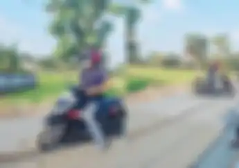 Malah Kabur, Video Pemotor Honda BeAT Terobos Jalan Dicor yang Masih Basah, Langsung Dikejar Pekerja