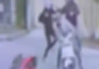 Begal Motor Mendadak Jadi Ayam Sayur di Bandung, Kepala Dihajar Helm Sampai Hancur