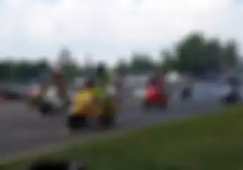 Serunya Balap Vespa Indonesian Juices Scooter Championship di Sirkuit Sentul Karting