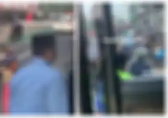Bar-bar Kelakuan Pemotor Terobos Jalur Busway, Sopir Sampai Ngamuk Jalan Terhalang