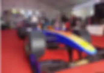 Pengunjung Padati Booth Mobil F1 Rio Haryanto di Hari Terakhir UMKM Nasional Expo 2023 di Solo