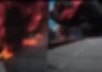 Video Detik-detik Pesawat Jatuh di Jalanan Selangor, Pemotor Jadi Korban