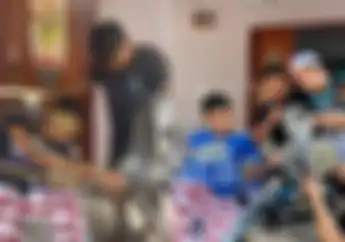 Berlinang Air Mata, Mekanik Motor Lumpuh Tetap Semangat Bongkar Mesin Sambil Berbaring