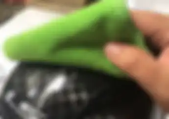 Jangan Asal, Ini Pentingnya Kain Microfiber Untuk Membersihkan Helm