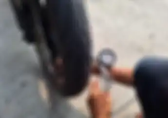 Bikin Bensin Motor Makin Irit Triknya Cukup Cek Ban Motor, Gimana Caranya Tuh?