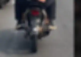 Video Tingkah Biker Honda Supra Bapak Amankan Pelat Nomor Biarpun Lepas