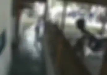 Standing Pakai Motor Bocah SMP Tubruk Tembok Masjid di Padang, Timpa Anak SD Lagi Wudu