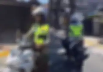 Heboh Polisi Naik Motor Honda Vario Sambil Merokok di Lembang, Warganet Keheranan