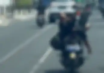 Aksi Akrobat Rider Depok Rebahan di Atas Motor Honda Vario Langsung Kena Tilang, Dendanya Mantap!
