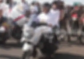 Berpeluang Jadi Cawapres Ganjar Pranowo, Khofifah Indar Parawansa Naik Yamaha NMAX Bonceng Artis