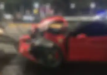 Video Ferrari Tabrak Banyak Kendaraan Termasuk Dua Pemotor Luka-luka di Bundaran Senayan