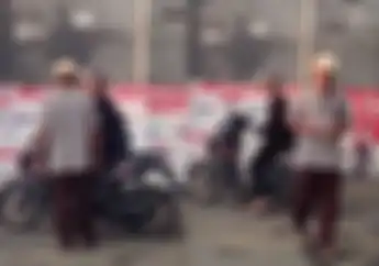Cekcok Pemotor Wanita dan Tukang Parkir Minimarket Ngeyel Minta Uang Hingga Motor Nyaris Jatuh