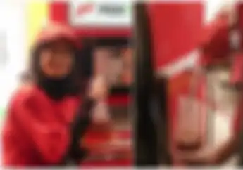 Kocak Warga Antri di Depan Dispenser Pom Bensin Mini Bukan Isi Pertalite Malah Beli Es Teh