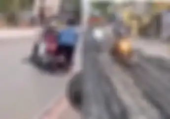 Sedih, Jalan di Jombang Baru Dicor 2 Jam Langsung Dilewati Pemotor, Anggaran Rp 50 Juta Melayang