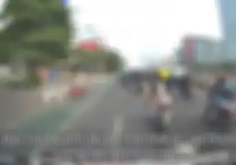 Pengendara Motor Mendadak Hentikan Ambulans yang Sedang Melintas di Jakarta, Ternyata Ini Alasannya