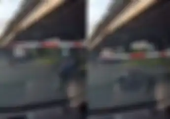 Jangan Ditiru Pengendara Motor Terobos Palang Pintu Kereta Endingnya Bikin Malu