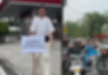 Tiktoker Bagi-Bagi Bensin Gratis Buat Motor Warga di Jakarta Selatan Endingnya Ricuh