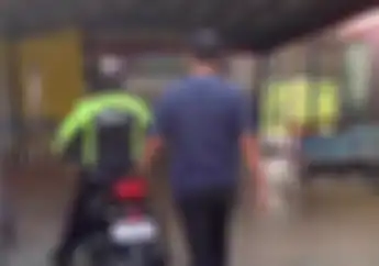 Sok Jagoan Naik Motor Ugal-ugalan Terobos Lampu Merah, Polisi Gadungan Dibikin Gak Berkutik di SPBU