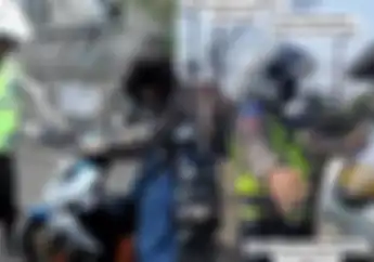 Segini Denda Tilang Pemotor Enggak Pakai Helm, Belajar dari Kasus Cewek yang Protes Ditilang Polisi