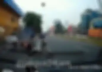Pemotor Honda Astrea vs Honda Scoopy Lakukan Aksi Smack Down di Jakarta Pusat Warga Sampai Susah Melerai