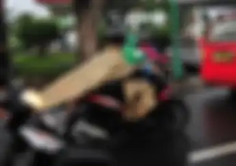 Bikers Masih Bandel Masih Banyak yang Pakai Jas Hujan Ponco Padahal Ini Bahayanya