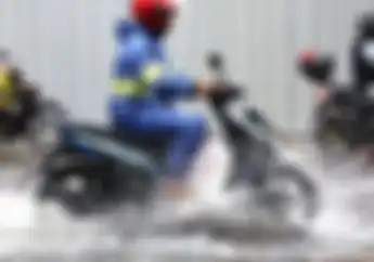 4 Kebiasaan Jelek Ini Bikin Jas Hujan Cepat Rusak, Nomor Satu Paling Sering Dilakukan Pemotor