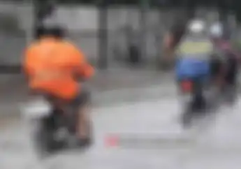 Kata Ahli Jas Hujan Merek Terkenal Ini Rekomendasi Warna Jas Hujan Yang Bikin Selamat di Jalan