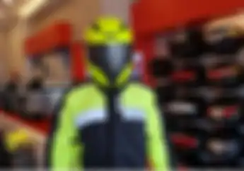 Garis Skotlet di Jas Hujan Bukan Cuma Hiasan Ternyata Punya Fungsi Penting