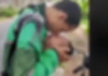 Berurai Air Mata Perjuangan Driver Ojol Bawa Anaknya yang Lumpuh Ngojek, Sehari Cuma Dapat Rp 20 Ribu