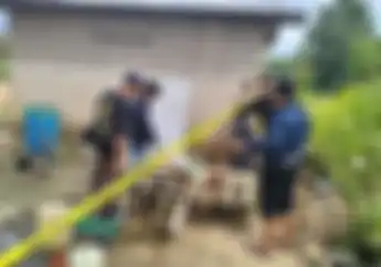 Mendadak Keluar Pertalite dari Sumur di Kalimantan Barat Warga Langsung Bawa Motor Untuk Isi Fulltank