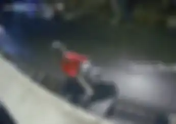 Terekam CCTV Dua Orang Pakai Honda Vario Curi Besi Tutup Got di Jakarta Barat Tidak Cuma Satu Tapi Dua yang Diambil!