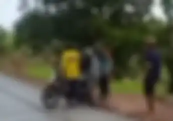 Terjadi Lagi Motor Terobos Jalan Cor Pekerja Marah Hingga Berikan Salam Olahraga