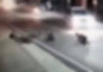Duarrr Adu Banteng Motor Yamaha R15 Lawan Sepeda di Jember, Dua Pelajar Terkapar Luka di Kepala