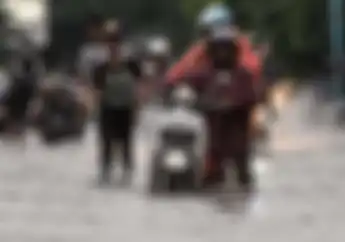 Curah Hujan Makin Tinggi, Jangan Paksakan Motor Menerjang Banjir Ini Akibatnya