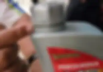 Langsung Ketahuan Oli Mesin Asli atau Palsu Cukup Goyangkan Tutupnya