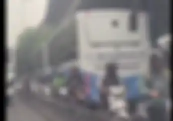 Bukti Lebih Takut Tilang Daripada Nyawa, Motor Lawan Arus di Jalur Transjakarta Karena Ada Razia