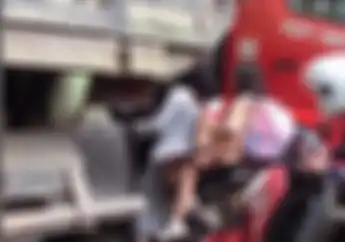 Parung Panjang Lumpuh Sopir Truk Blokade Jalan Motor Harus Nyelip di Antara Truk Besar