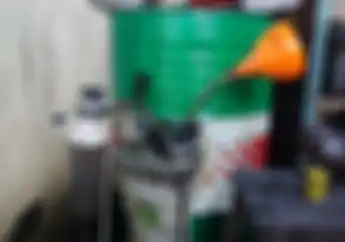 Kemana Perginya Oli Bekas Diungkap Bengkel Motor di Bekasi Sebut Pengepul Datang dan Beli Murah