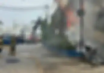 Ngeri Ibu-Ibu Naik Motor Tabrak Lapak Bensin Eceran di Jakarta Timur Motor Meledak. Tiga Rumah Terbakar Satu Orang Tewas