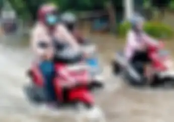 Motor Matic Habis Melibas Banjir Aki Wajib Disiram Pakai Air Panas, Biar Kenapa Sih