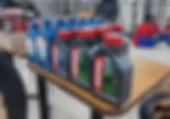 Beda Oli Sintetik dan Oli Mineral Untuk Motor Musti Tahu Agar Tak Salah Pakai