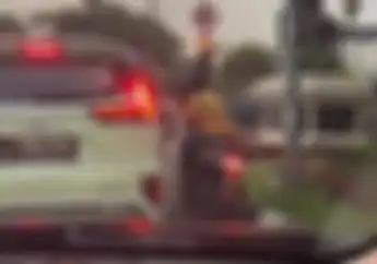 Warga Surabaya Waspada Modus Pemotor Honda Scoopy Ketok Pintu Mobil Todong Rp 193 Ribu